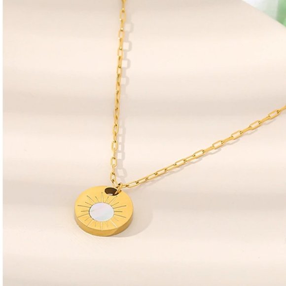 New 18K Gold Plated Round Natural Shell Sun Round Pendant Necklace - Picture 5 of 6